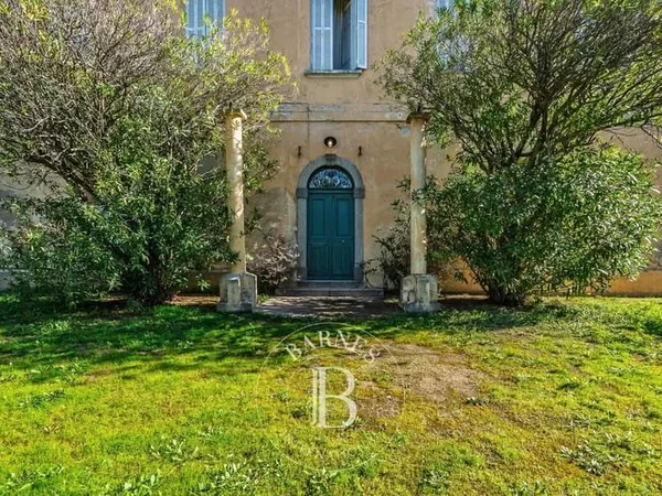 L'Île-Rousse, centre-ville, Maison de Maître à rénover, 10 chambres, vue mer, plage à pied