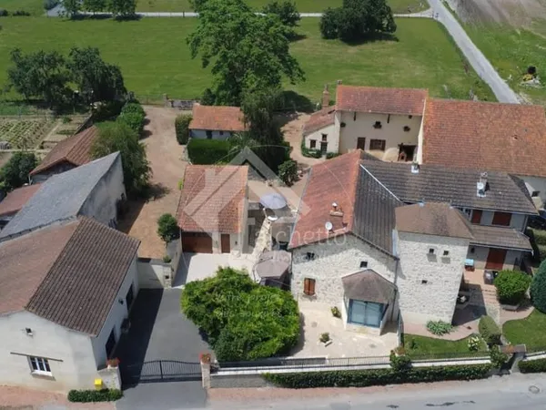 Propriété 300m2, 9000m2 terrain