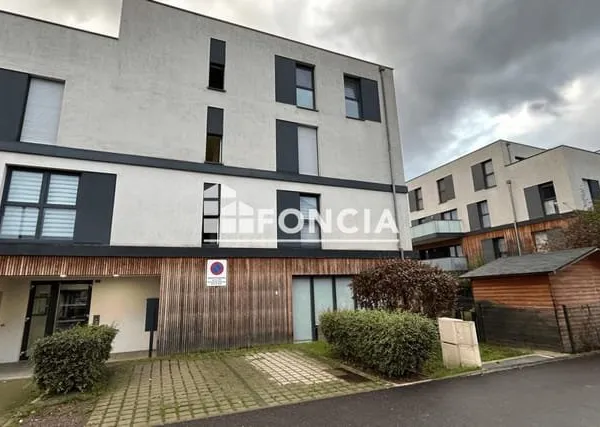 2 PIÈCES - TERRASSE - IMMEUBLE RÉCENT - GARAGE et CAVE