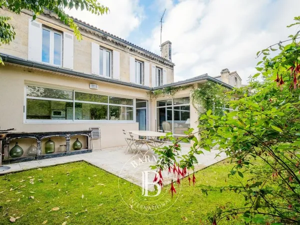Le Bouscat - Barrière du Médoc - Maison familiale de 250 m² - Jardin - Piscine - Stationnements