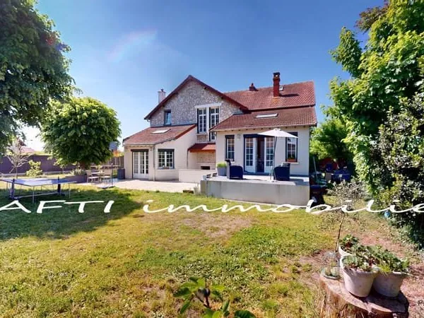 Demeure de 190 m2 habitables de 8 pièces, 5 chambres + cave sur un terrain clos de 1000 m2 sans vis-