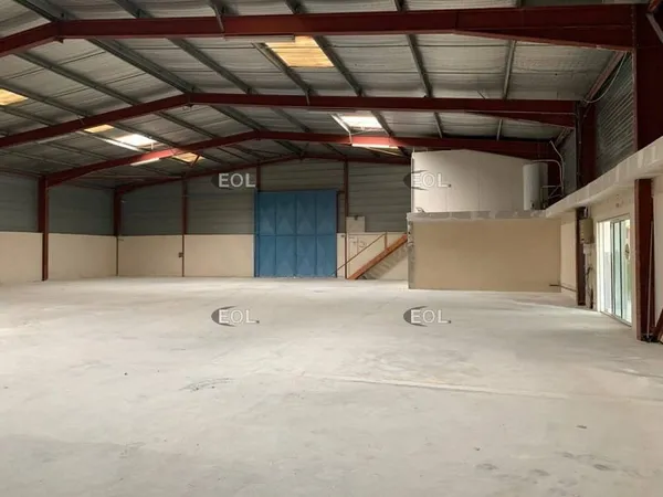 Local d'activité 1075 m²