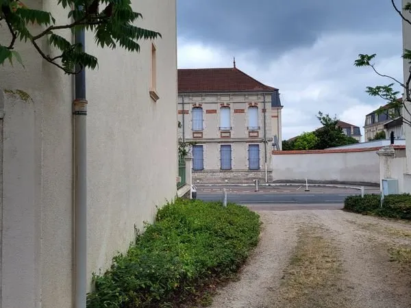 A louer box en face caserne de gendarmerie Montlucon