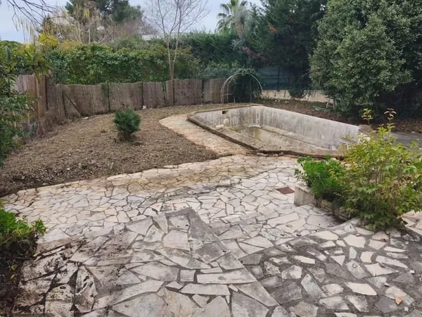 MAISON A RENOVER - MOUGINS QUARTIER RESIDENTIEL