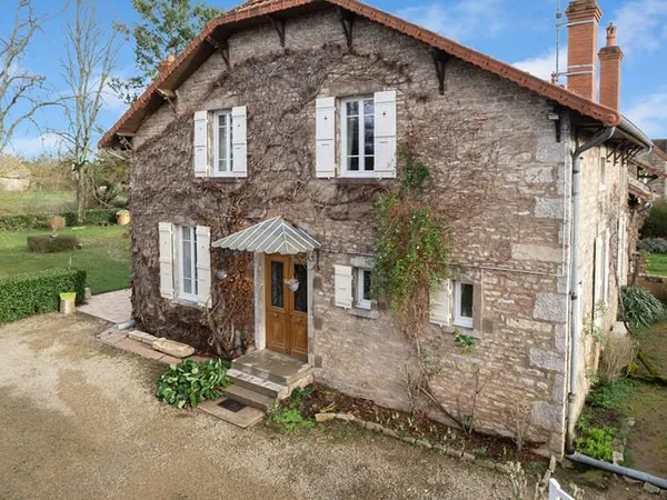 Propriété de charme en pierre ,193 m² habitables avec dépendances et terrain arboré