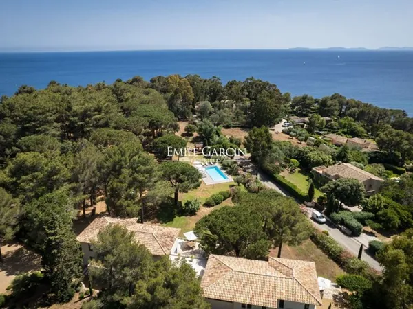 Villa Contemporaine -La Croix-Valmer - secteur Gigaro, vue mer .