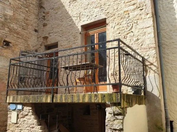 Coeur de Bourg historique avec commerces. Grande maison de caractère avec terrasse. Terrain à 2km.
