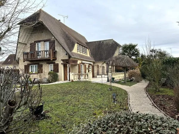 Magnifique maison familiale de caractère de 180M² avec piscine , idéalement située proche des écoles