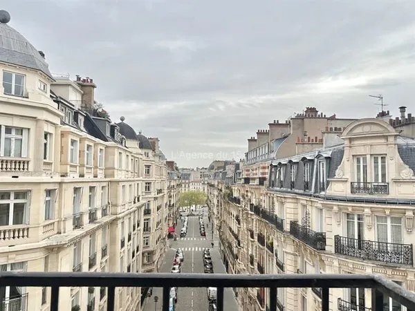 METRO SEGUR / AV DE SUFFREN / SUPERBE STUDIO / BALCONNET / VENDU MEUBLE /