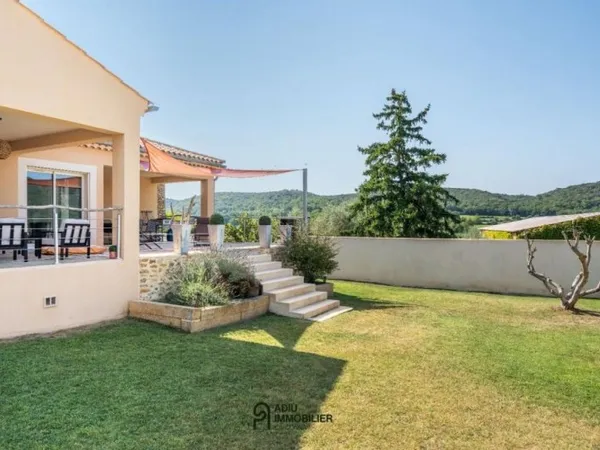 Située à 20 minutes d'Uzès, magnifique villa avec dépendances da