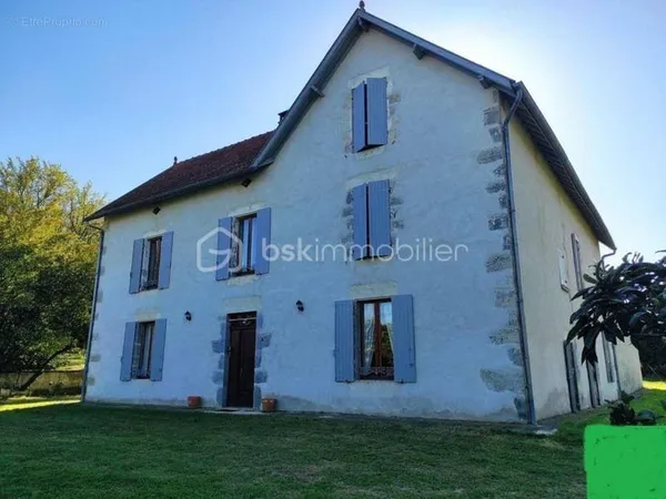 Casteljaloux, Bâtisse du 18ème siècle 9 pièces de 276 m2 et gite de 90 m2 sur 2 hectares