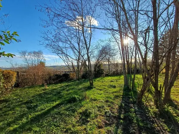 Beau terrain plat en hauteur au calme