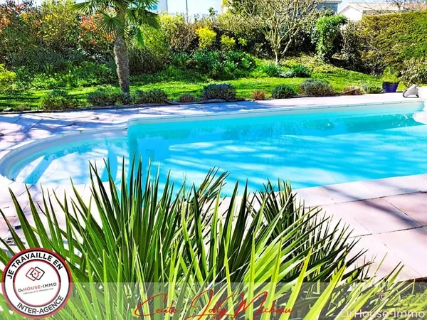 Maison avec studio indépendant & garage - 4 chambres - 146m² - piscine - jardin arboré et clôturé - 
