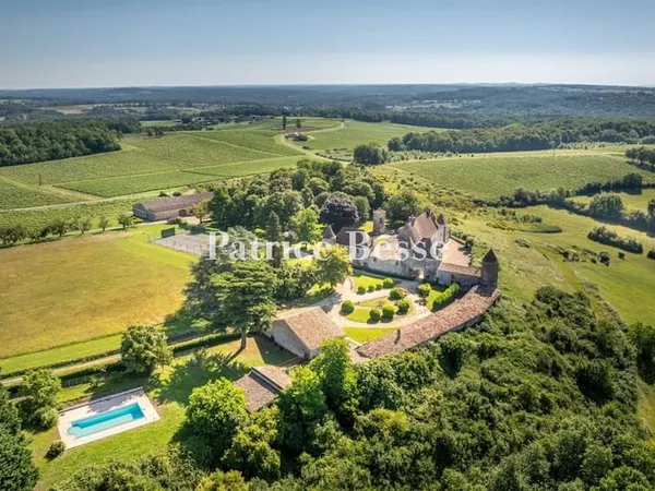 Proche de St-Émilion, un logis médiéval inscrit Mh avec piscine et tennis, proche d'un golf 18 trous