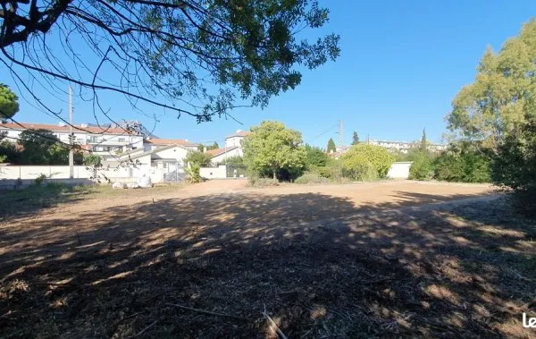 Tres beau terrain plat 900 m2 - La Garde