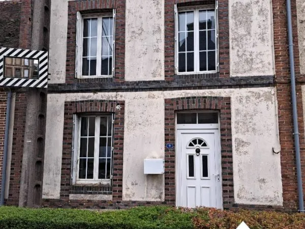 MAISON DE VILLE AVEC COURETTE