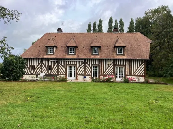 Maison de caractère avec colombages de 155 M2 avec 4 chambres avec une annexe 49 M2 sur 5000 M2 terr