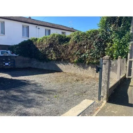Place de parking sécurisée-accès portail