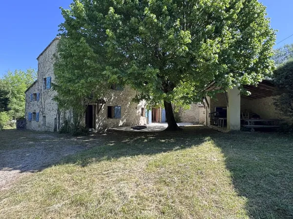 Mas en pierres d'environ 208 m2 avec un parc arboré de près