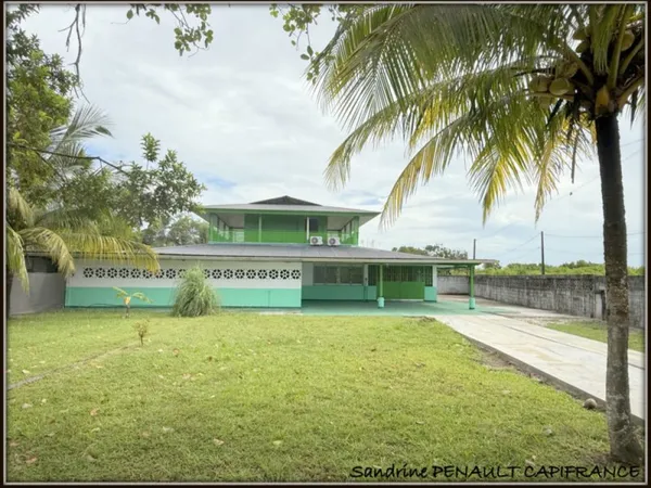 A VENDRE A KOUROU (GUYANE FRANCAISE) UNE CHARMANTE PROPRIETE DE 486 m² - DEUX APPARTEMENTS T3 - UN S