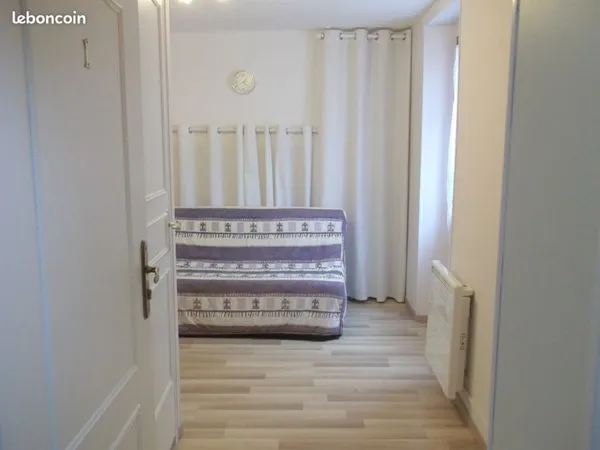 Joigny, joli petit studio meublé - 350 - rénové