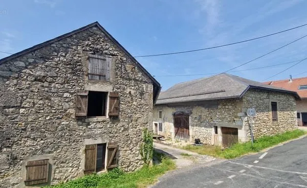 Maison de village individuelle de 85 m2 habitables et grange de 200 m2 édifiées sur un terrain de 81