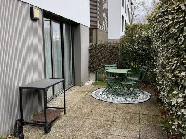 T2 - RDC meublé avec terrasse et jardinet + place de parking Bx Lac