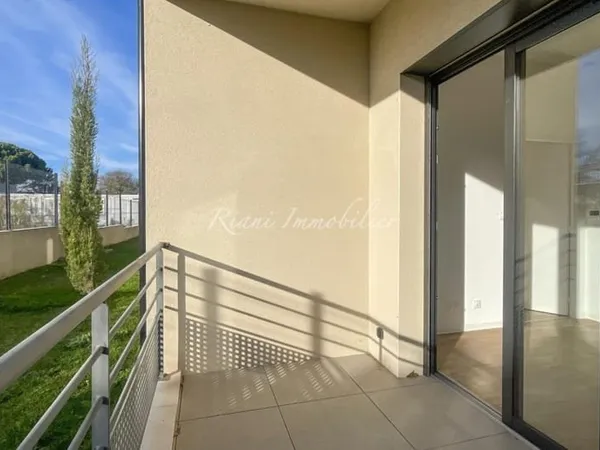 A vendre Luberon, Robion, Appartement type 2 de 42 m² avec parking et box en sous-sol dans résidence