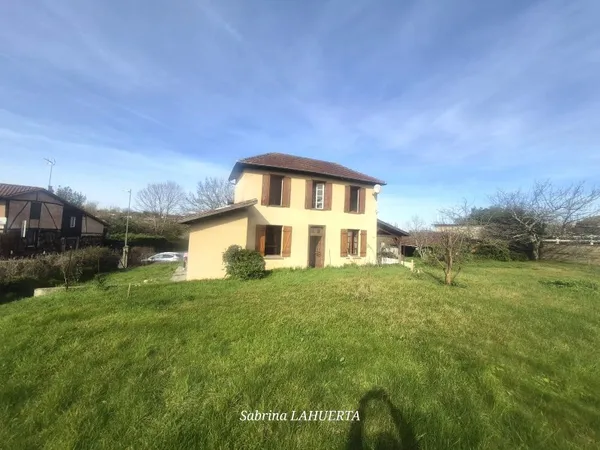 MAISON DE VILLE AVEC JARDIN, GARAGE ET DÉPENDANCES