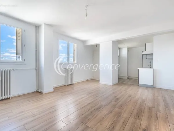 Appartement T4 rénové avec 3 chambres et ascenseur