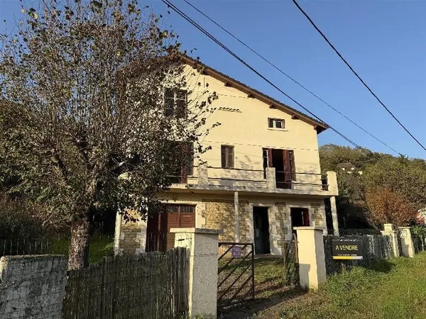 Maison Découvrez cette maison à rénover, idéalement située à proximité immédiate du centre de Lalin