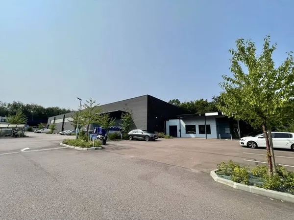 Local d'activité 3240 m²