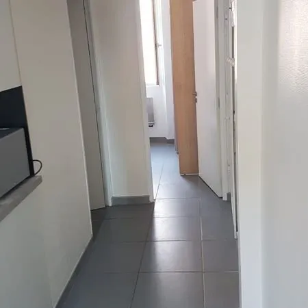 F2 23M2 meublé climatisé à louer à l'année