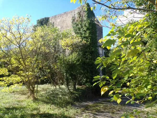 Un Ancien pigeonnier en pierres À Vendre