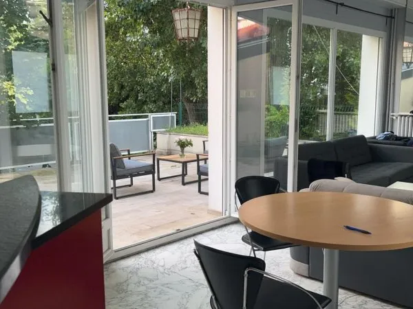 Petit immeuble avec extérieur
