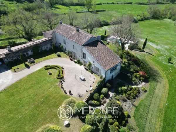 DEMEURE FORTIFIEE XVEME AVEC PISCINE ET DÉPENDANCES - DURAS (47