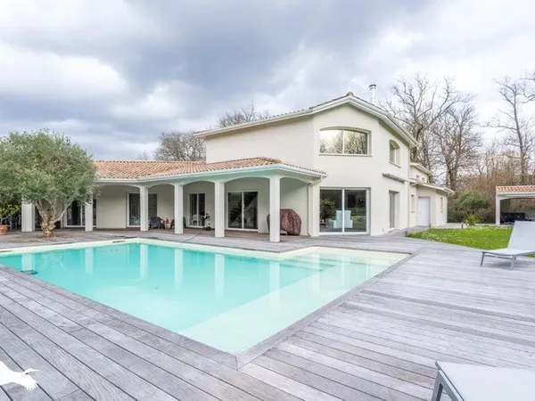 Maison 8 pièces 300 m²