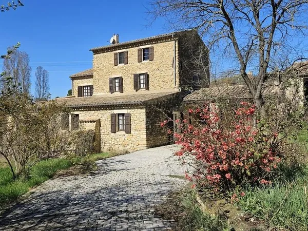 Maison 8 pièces 256 m²