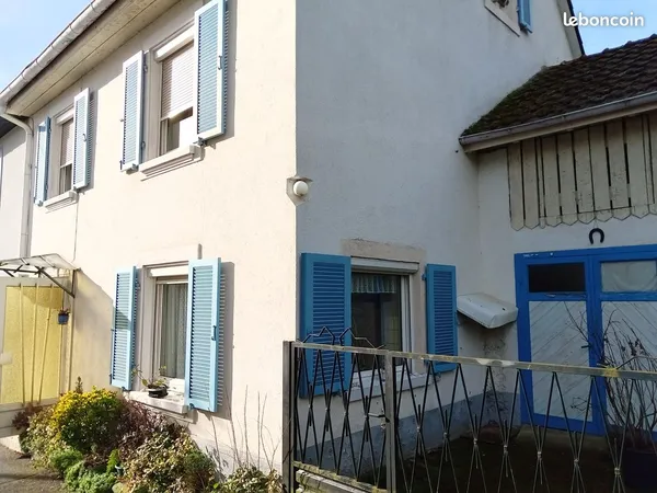 Maison de village avec jardin, dans rue calme