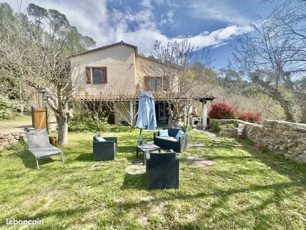 LORGUES - Bastide de caractère avec terrain plat de 5 000 m², rivière et espace troglodyte
