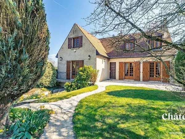 Proche LE PLESSIS BELLEVILLE - S/S total - Gare