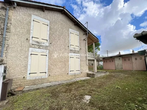 Maison familiale à rafraîchir au coeur du village