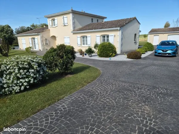 Maison familiale 172 m² - 3 chambres - Terrain 3 249 m² - Piscine - Fibre - Proche Rouillac