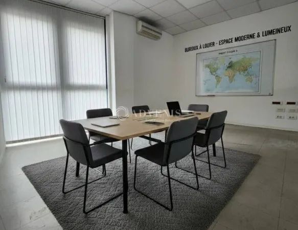 Entrepôt 251 m²
