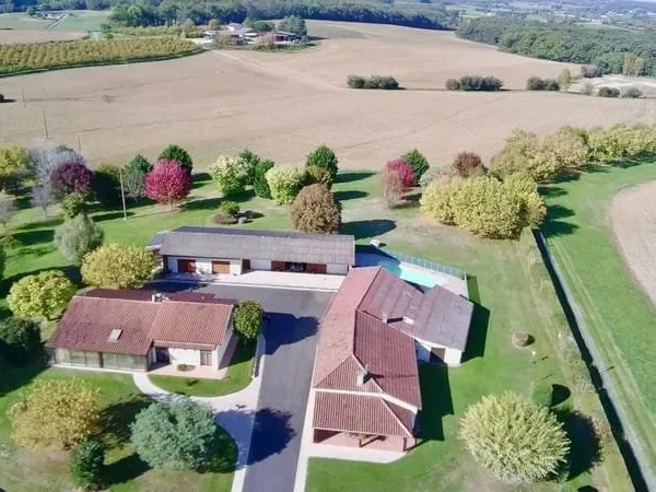 À Vendre - Maison de Plain-Pied avec Gîte Indépendant, Pisc