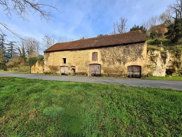 Charmante grange en pierre avec ruine, terrain et grotte
