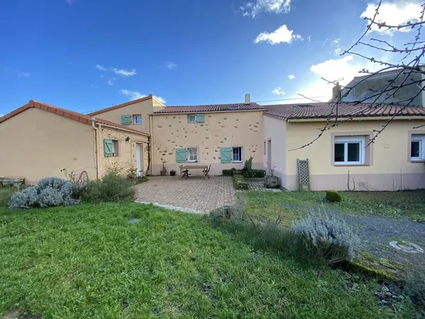 CORPS DE FERME RENOVE COMPRENANT DEUX HABITATIONS
