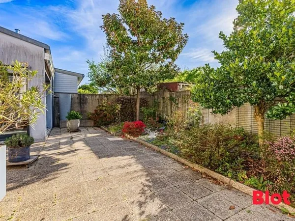 Maison de 2007 à vendre, avec vie de plein pied, au calme, garage, terrasse