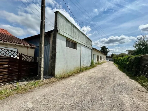 ENTREPOT à VILLENEUVE SUR LOT. Nous sommes ravis de vous présenter cet entrepôt spacieux et polyvale