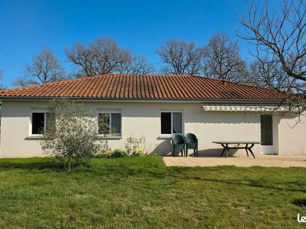 Dans un village du haut-Limousin, où vous trouverez tous les services essentiels au bon fonctionneme